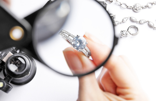 Как правильно выбирать золотые украшения с бриллиантом: полное руководство