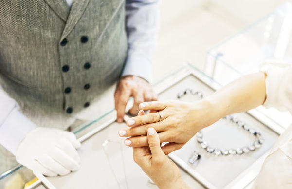 Почему ювелирные изделия нельзя вернуть: законодательные ограничения и практика магазинов